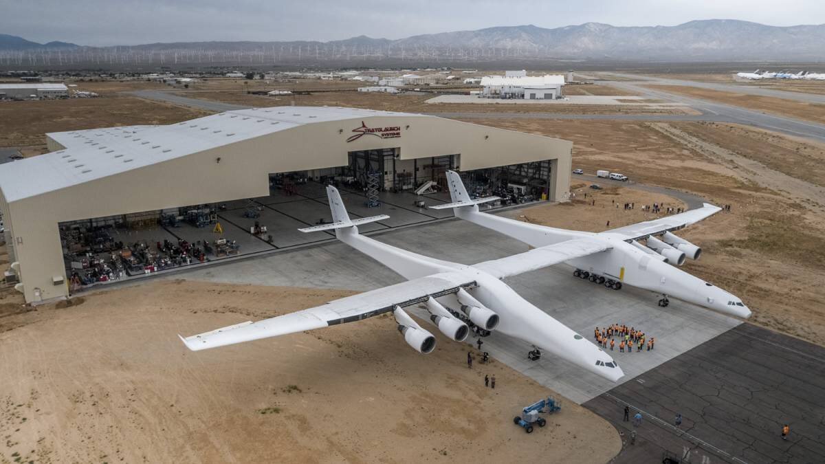 Выкатка самолета-носителя Stratolaunch Model 351. Мохаве (Калифорния). 31.05.2017