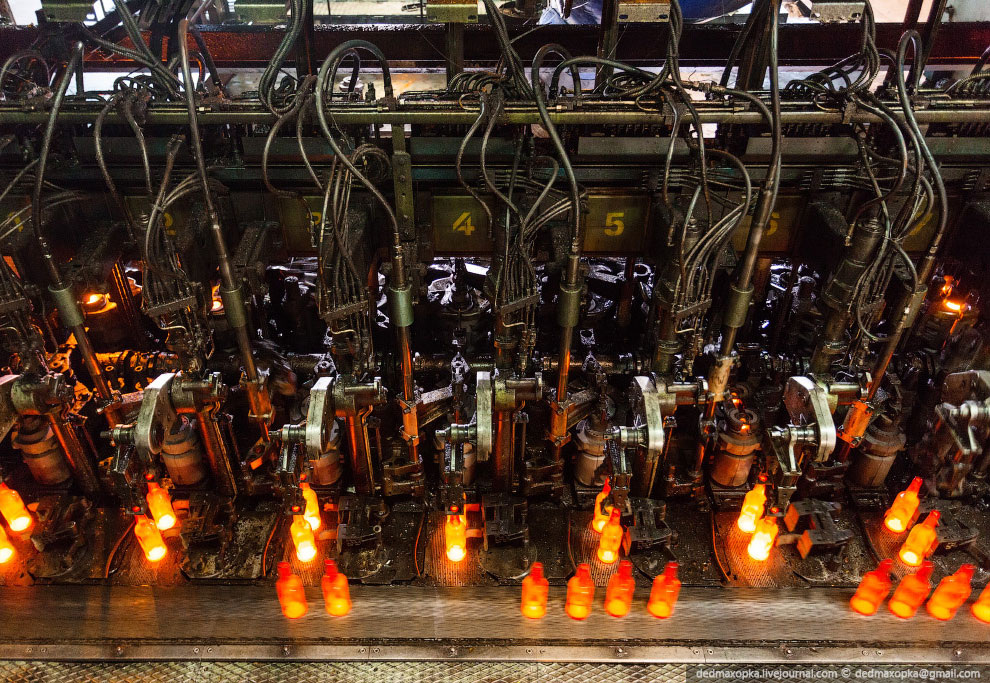 Придание стеклу формы тары.