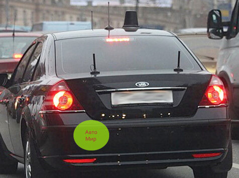 черный мигалка. глушилка на крышу автомобиля. черный мигалка. черная тонированная приора с мигалкой. антенна на крышу мигалка.