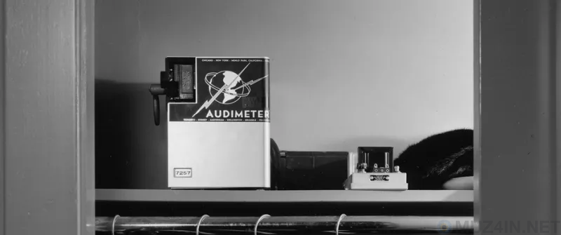   Аудиметр модели Hunter стоит в домашнем шкафу с целью вычисления радиостанций, которые слушает семья В первые дни радиовещания не было просто способа сказать, сколько людей слушали мыльные оперы и