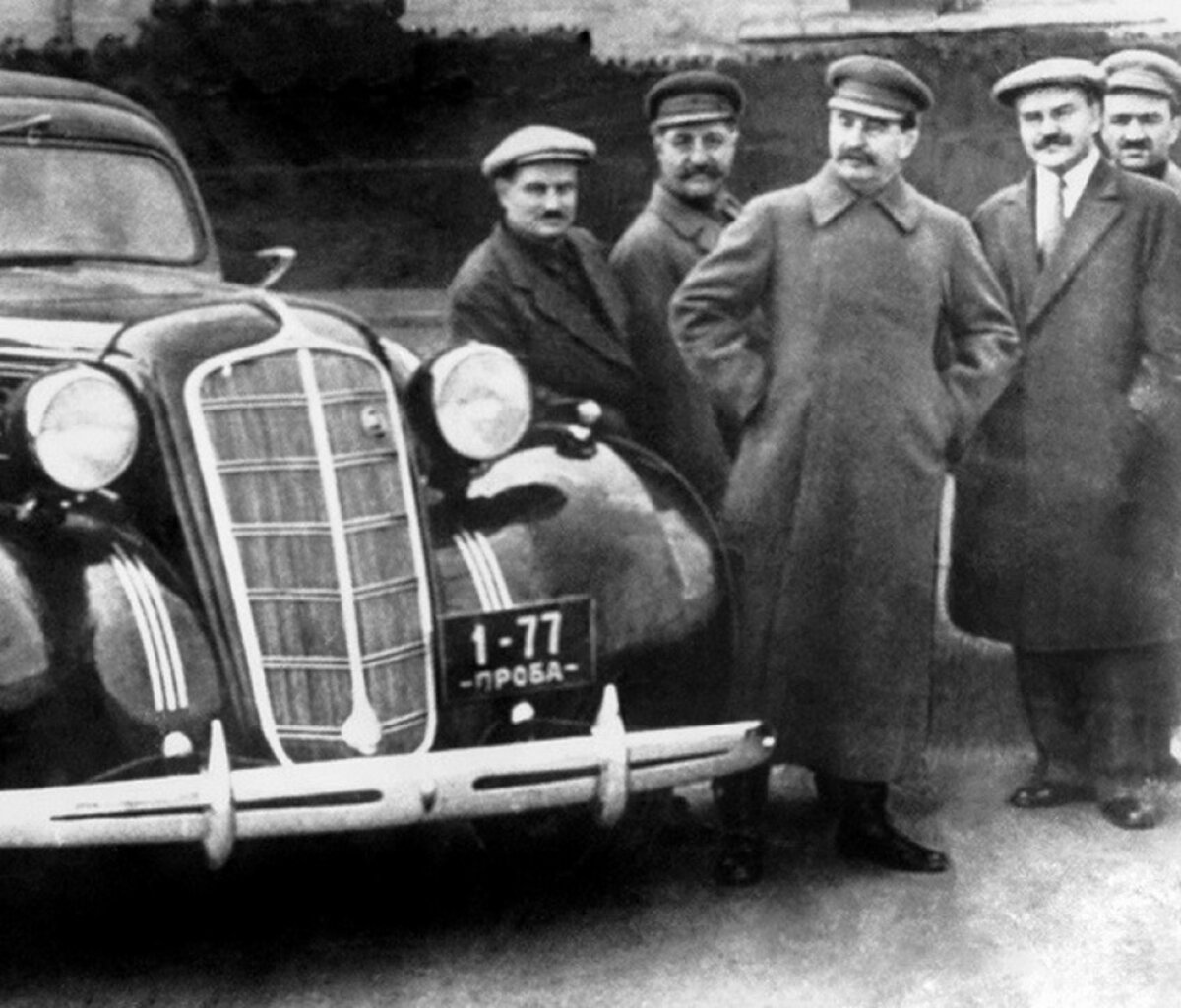 Сталин возле лимузина ЗИС-101