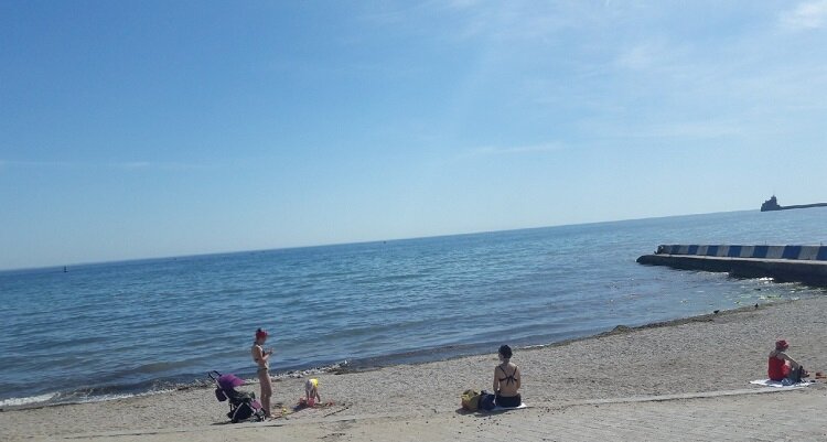 Центральный пляж Феодосии: мамочки с детьми