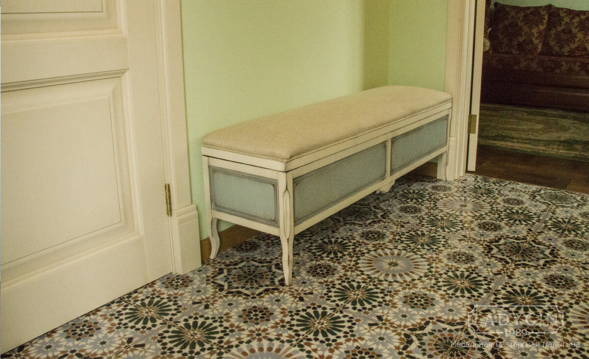 Длинный пуф в гостиную или кухню