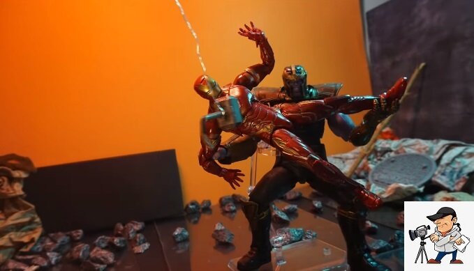               Кадр из видео "Endgame: Captain America vs Thanos Scene Stop-Motion Recreation"