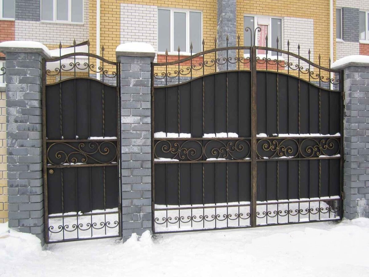 Дизайн заборов и ворот у частных домов (151 фото)