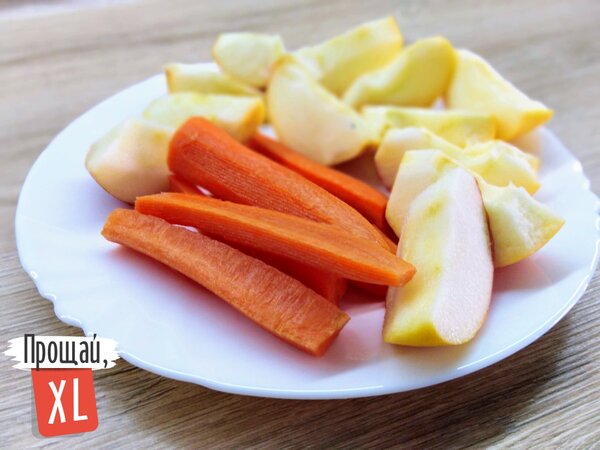 Свежие яблоко и морковь, нарезанные для полезного перекуса