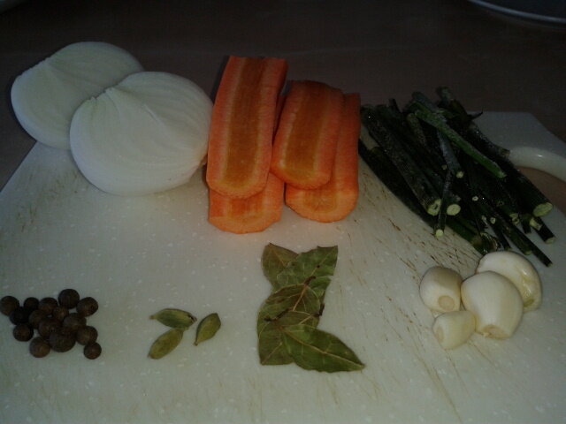 Ингредиенты для бульона: лук, морковь, чеснок,замороженные стебли укропа, душистый перец (6-8 штук), 1-2 лаврового листа (у меня очень мелкий, потому больше), плоды кардамона (2-3 штуки)