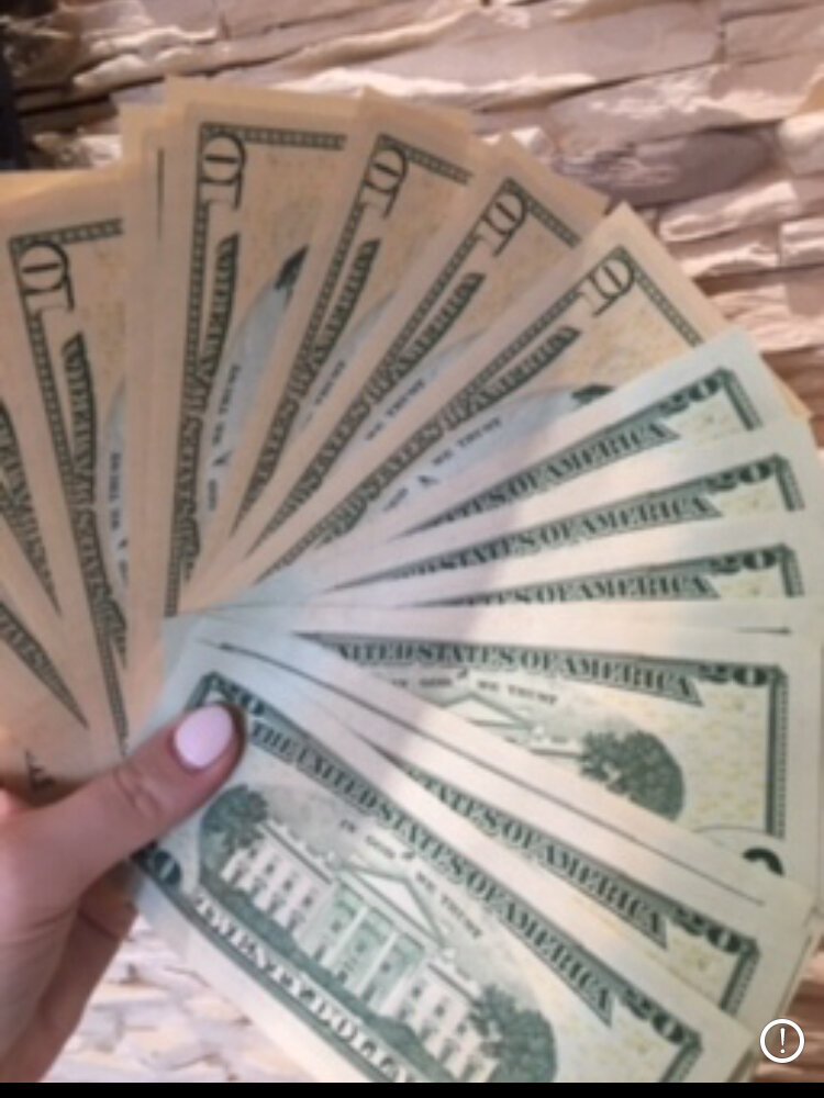 С каждым днём все популярнее и популярнее становиться быть блогером. платформа интернета стала  хорошим заработком для многих людей которые не хотят ходить на работу, вставать рано и точно по времени уходить с работы, Им легче взять камеру в руки и показывать себя.  многие начали задумываться как так я работаю хожу на работу рано встаю, и каждый день похож на другой.  А у кого то все по-другому жизнь интересна и разнообразна.