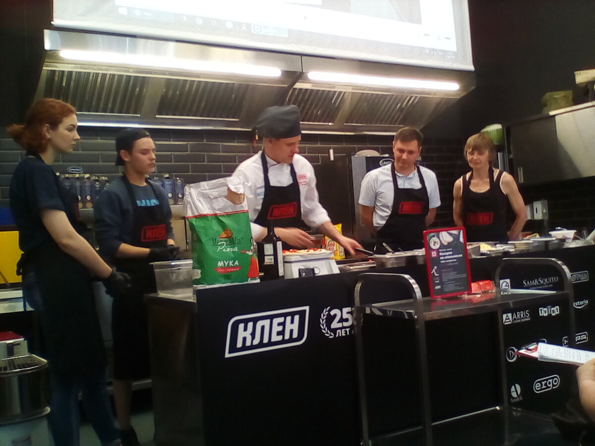 Шеф-повар Евгений и его поварята.