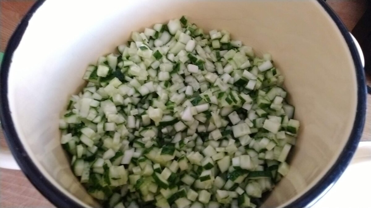 Огурцы режем мелкими кубиками