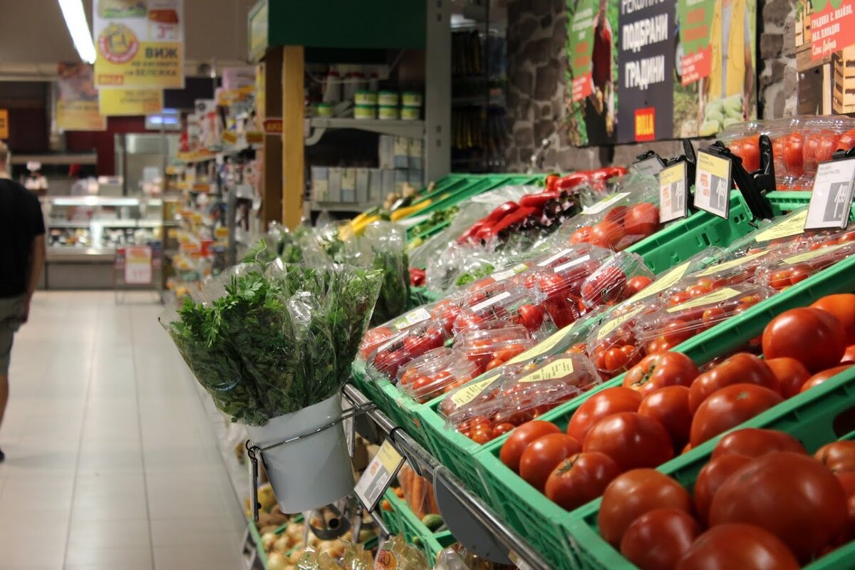 Плодо-овощной прилавок в супермаркете Билла