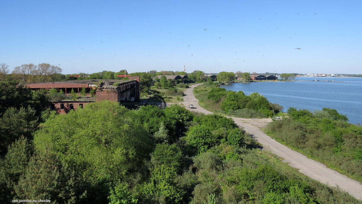 Вид с крыши 6-го (последнего) ангара. Справа - гавань для гидросамолетов.