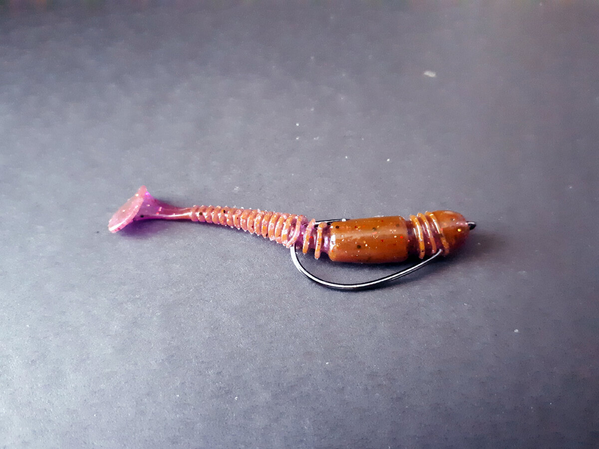 Смонтированный съедобный виброхвост на офсетном крючке