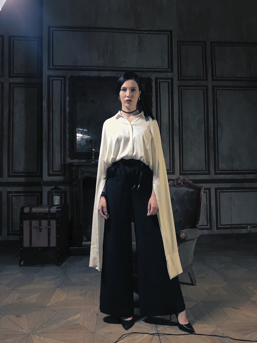 Про подклады. ⠀
Я уже писала о том, что очень многие люди склонны искать магию там, где её нет, и каждую, случайно найденную на пороге монету, считать подкладом. Но что же делать, если вы действительно обнаружили подклад, а обратиться к практику нет возможности?
⠀
Подклад является «носителем» заложенной в него деструктивной программы определенной направленности: на закрытие дорог, на разрушение здоровья, на рассорку, на бедность и так далее.
⠀
Подклад обычно делается из волос, костей, иголок, булавок, битого стекла, ниток, огарков свечей, земли или монет.
⠀
Если вы обнаружили у себя в доме, на пороге, или на рабочем месте нечто подозрительное, похожее на подклад, категорически НЕЛЬЗЯ трогать это голыми руками!!!
⠀
Лучше всего аккуратно собрать все веником в какую-нибудь бумажку или картонку. Далее, подклад нужно отнести подальше от дома.
⠀
Способов нейтрализации несколько:
1. Выкинуть в текущую воду (реку) с оговором «Откуда пришло - туда и уйдёт».
2. Содержимое можно положить в банку, засыпать солью, банку закопать в землю.

Предметы, используемые для о нейтрализации подклада (веник, совок, картонка) домой нести нельзя. Их необходимо выкинуть,или закопать.

Сжигать подклады не стоит, вопреки расхожему мнению... так как вам не известна программа, заложенная в нем и способ её активации. Огонь - как раз способ активации некоторых программ.
⠀
После нейтрализации подклада необходимо «почистить» место, где он был найден. Например, вымыть полы или порог (если нашли на пороге) водой с солью. Можно окропить место «находки» святой водой (для православных) или «прожечь» огнём свечи.
⠀
Также, необходимо почистить себя после завершения всех манипуляций (про чистки я писала пост).
⠀
И ещё... Чтобы уберечь себя от негатива, не стоит принимать  подарки от незнакомых и малознакомых людей(была клиентка,которой бабушка на улице цветочек подарила...),а также подбирать украшения и монеты, которые кто-то «случайно» обронил на улице или в подъезде.