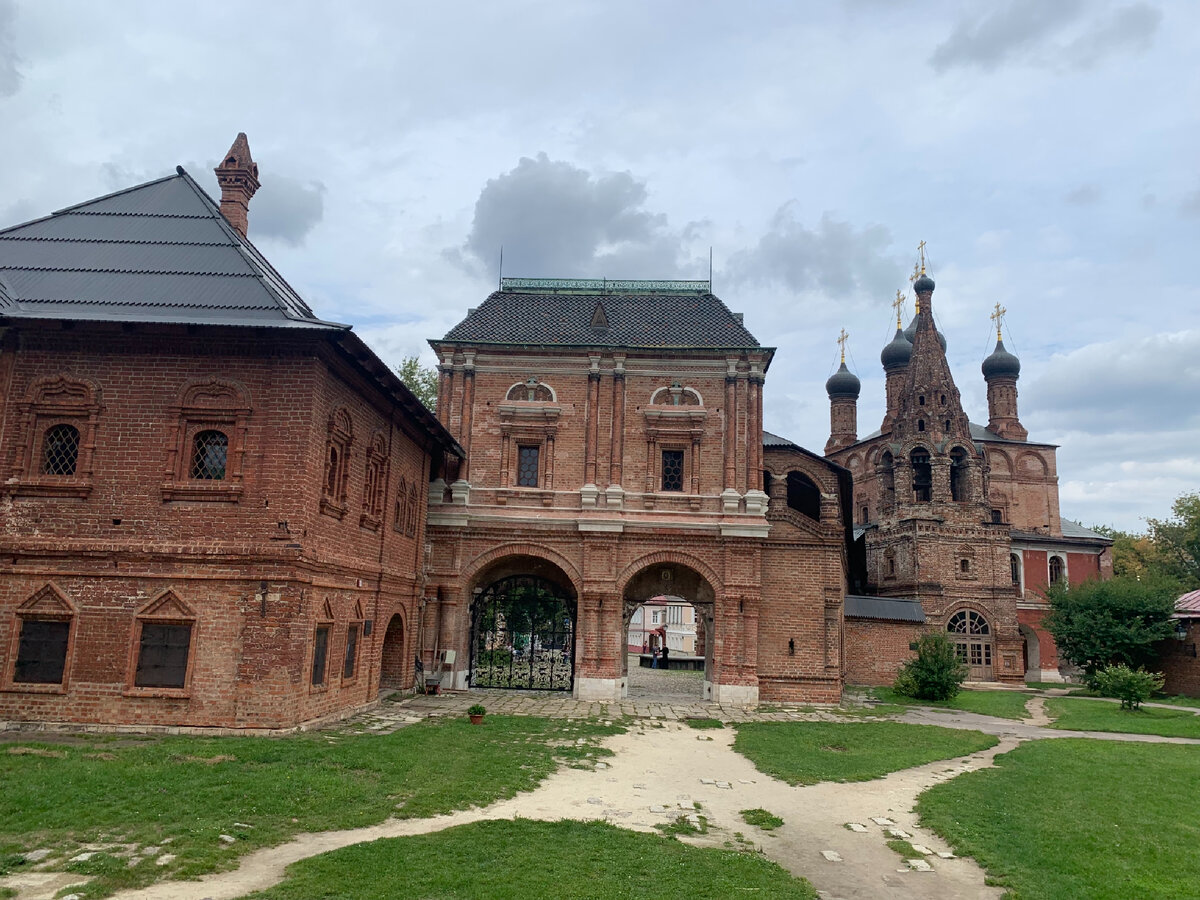 В центре - парадные ворота («крутицкий теремок»), справа - Успенский собор и колокольня