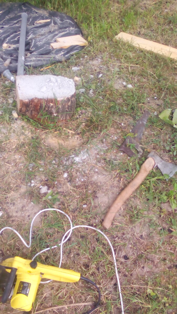 Инструменты которые я использовал по бетону - топор и пень.