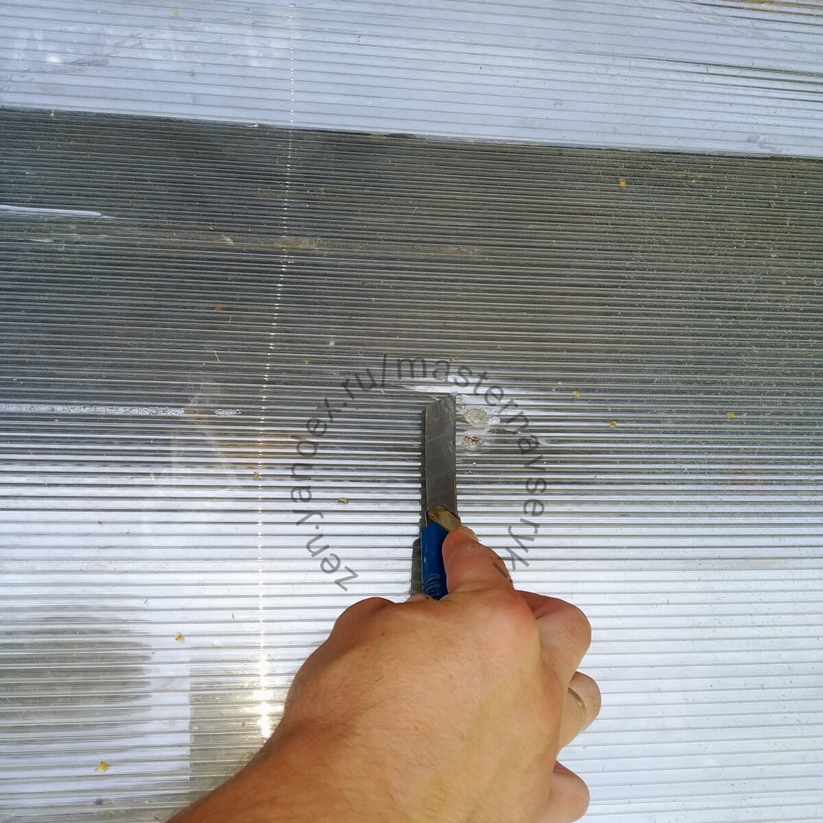 Теплица из пленки. Для крепления армированной пленки. Дырки в поликарбонате. Дырочки на поликарбонате. Силиконовый клей для монолитного поликарбоната.