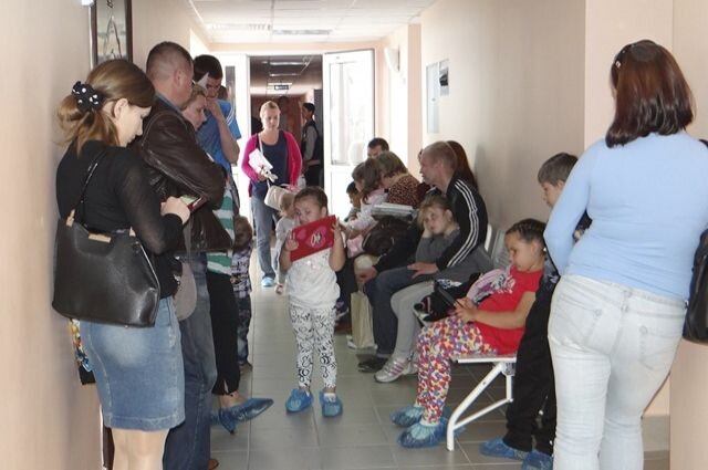Рис: Очередь в детской поликлинике. Источник: Интернет