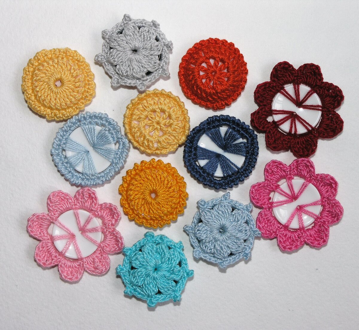 вяжем пуговицы. вязаные пуговицы. обвязанные пуговицы. вязаные пуговицы. обвязанные пуговицы.