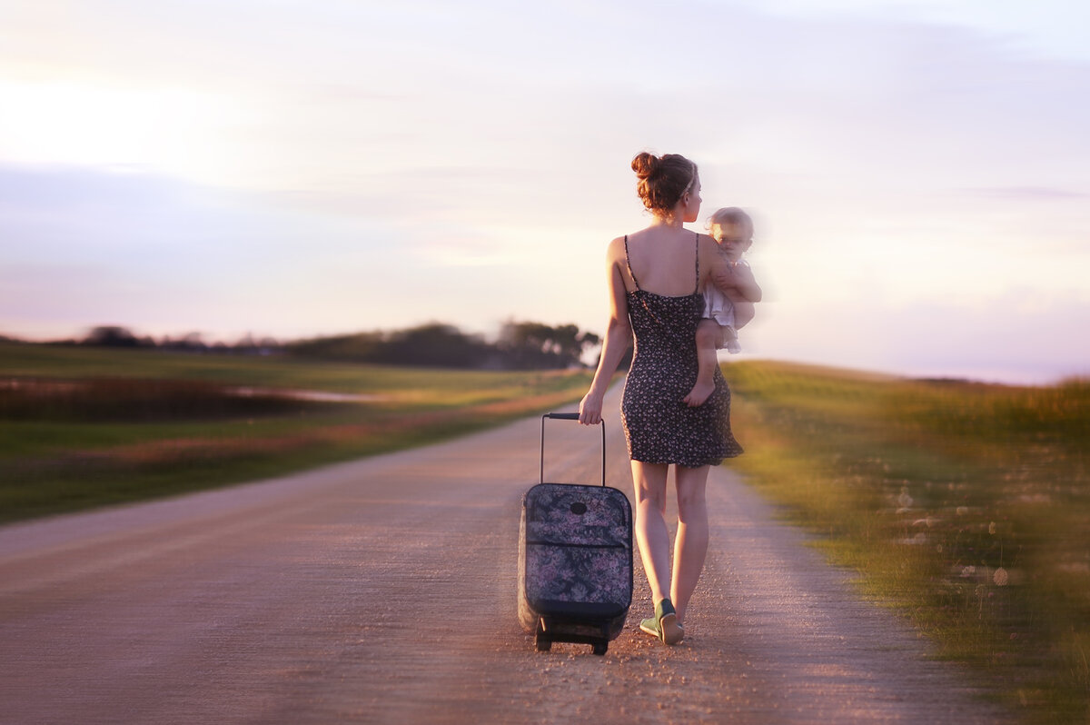 Женщина уходит. Девушка с чемоданом со спины. Женщина уходит в новое. Девушка путешествие брюнетка с чемоданом со спины.