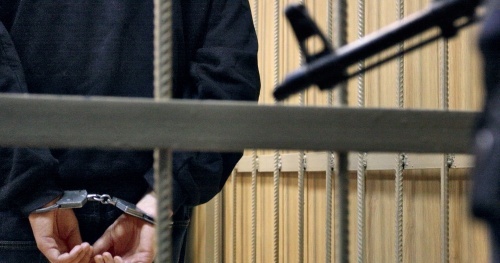 Ментовские войны: заказчиком нападения на главу Следкома Алушты назвали главу ОБЭП      Заказчик и исполнители нападения на руководителя следственного ...   В Следкоме тогда сообщили, что возбуждено уголовное дело по статье  «Посягательство на жизнь сотрудника правоохранительного органа». Как  сообщали ранее СМИ, убить главу Следкома Гирякова, приехавшего служить в  Алушту из Омска, задумал его коллега, глава местного ОБЭПиК из-за  конфликта с ним. В социальных сетях называли имя заказчика покушения -  Александр Лесной. Для исполнения задуманного обэповец нанял двух  гастарбайтеров из Донецка, пообещав по 110 тысяч рублей каждому. За  такое преступление предусмотрено наказание вплоть до пожизненного  лишения свободы, о чём поначалу и шла речь в недавнем судебном  заседании.