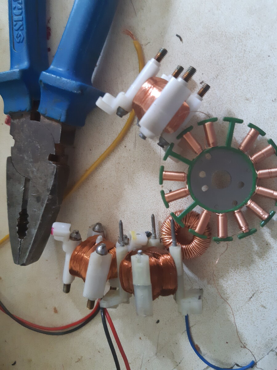 Это Михаил вытащил из найденных деталей. Говорит, что за месяц набирается 3-4 кг меди с таких деталей. Но времени на срезание и скручивание уходит много.