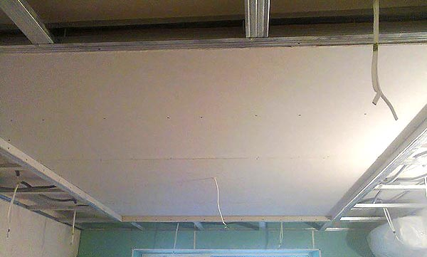 Как украсить потолок из гипсокартона — подробная инструкция
