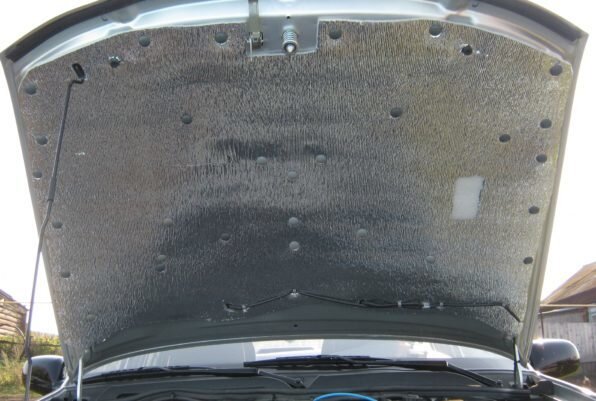 Утепление капота автомобиля – полезная процедура, которая позволит летом избежать перегрева двигателя, а зимой переохлаждения