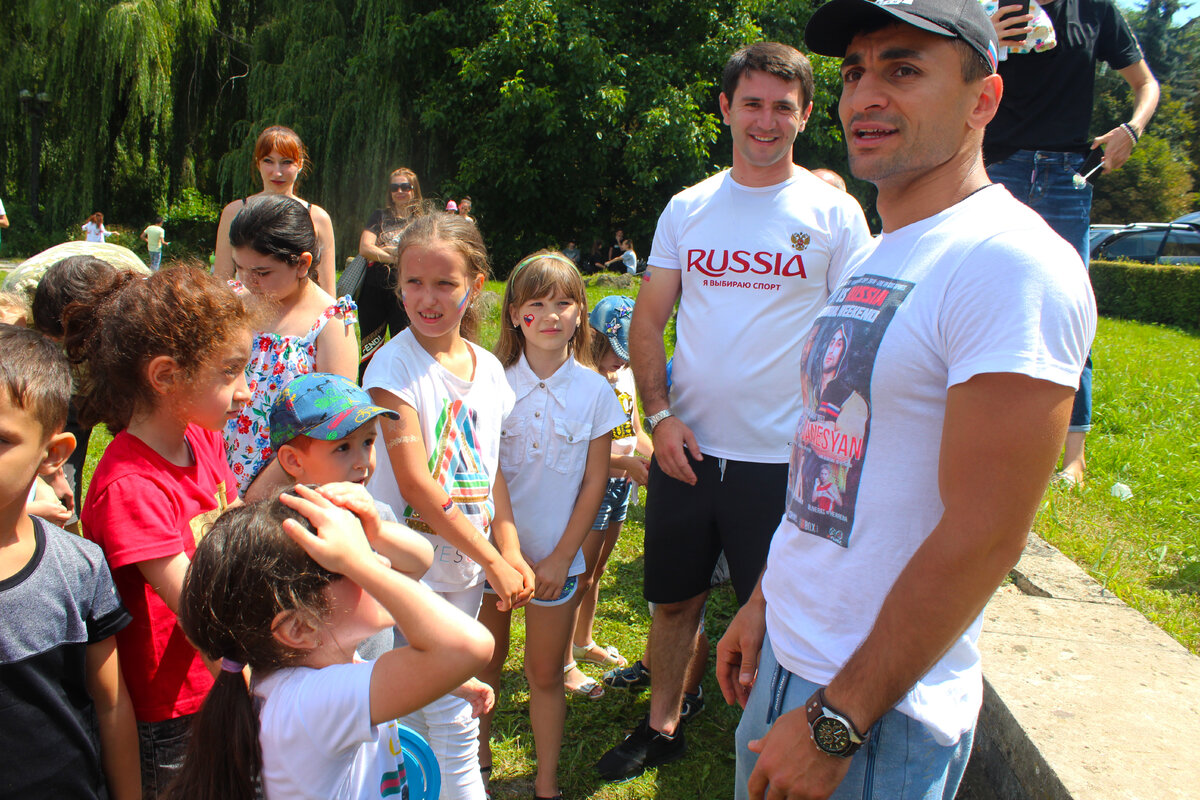 В Астрахани именитые спортсмены провели мастер класс для подростков.