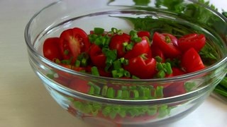 Помидоры черри разрезать пополам.Зеленый лук нарезать.