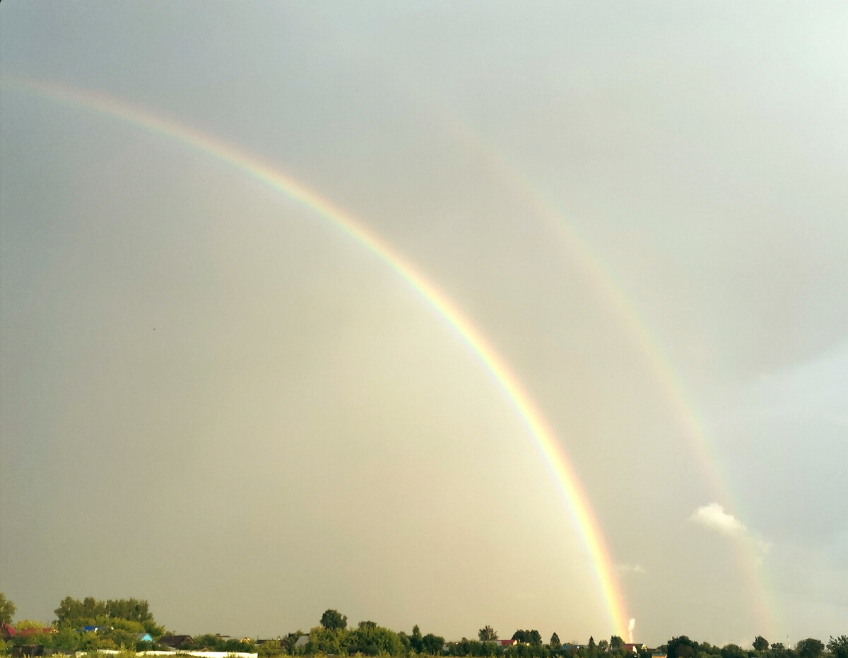 Такая двойная радуга часто стоит над нашей деревней. 