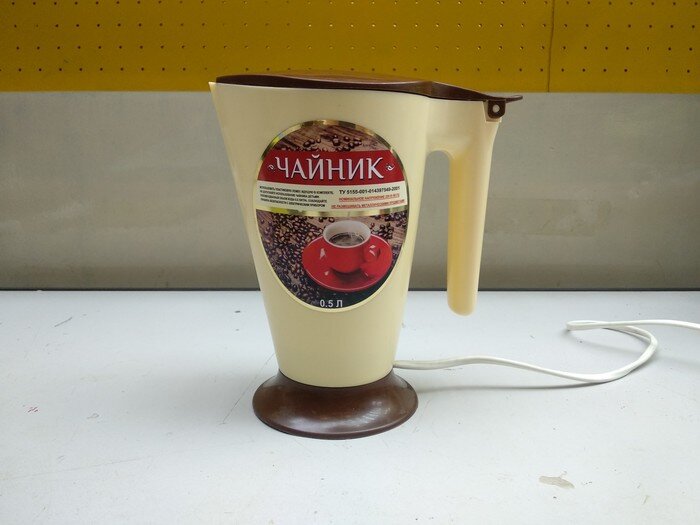 Увидел я в магазине вот такой чайничек. "Чайник 0,5л ТУ 5155-001-014397549-2001"Заглядываю внутрь, но вместо ожидаемого ТЭНа, как в других "дорожных" чайниках вижу пластиковую крышку.Разбираю, а там два электрода. Не могу однозначно утверждать, что это нержавеющая сталь (что хуже, почему - далее по тексту), но метизы определенно обычная оцинковка. Чайник для быстрых и медленных самоубийств
Увидел я в магазине вот такой чайничек. "Чайник 0,5л ТУ 5155-001-014397549-2001"

 Чайник для быстрых и медленных самоубийств Чайник, Бытовая техника, Опасность, Российское производство, Длиннопост
Заглядываю внутрь, но вместо ожидаемого ТЭНа, как в других "дорожных" чайниках вижу пластиковую крышку.

 Чайник для быстрых и медленных самоубийств Чайник, Бытовая техника, Опасность, Российское производство, Длиннопост
Разбираю, а там два электрода. Не могу однозначно утверждать, что это нержавеющая сталь (что хуже, почему - далее по тексту), но метизы определенно обычная оцинковка.

 Чайник для быстрых и медленных самоубийств Чайник, Бытовая техника, Опасность, Российское производство, Длиннопост
Обратная сторона - даже наконечников на жилах нет.Любопытный читатель наверняка уже догадался, что чайник - просто вариация классического кипятильника из лезвий. Про него писали на Пикабу. Такие кипятильники изготавливают из подручных средств в условиях, когда нет доступа к нормальным нагревательным приборам, например в местах лишения свободы. Фоточка из интернета: