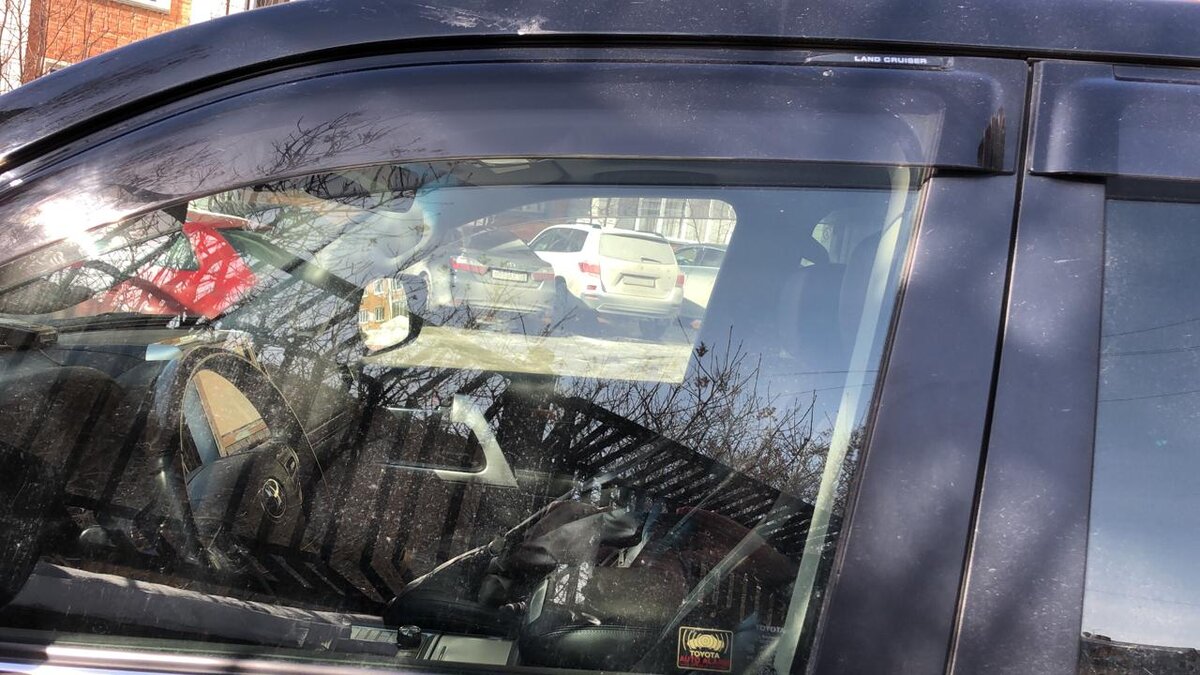 Дефлектор - это вот это аэродинамическое устройство над окном