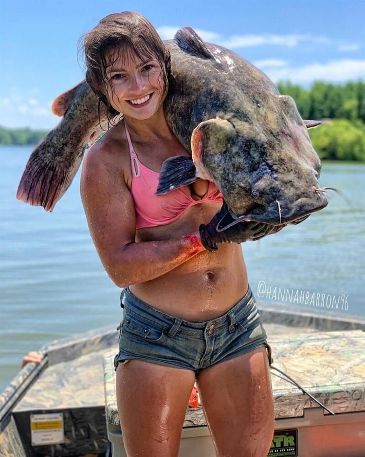 Girl catching fish. Нудлинг Ханна Барон. Ханна Баррон рыболов. Hannah Barron 96. Ханна Баррон ловит сомов.