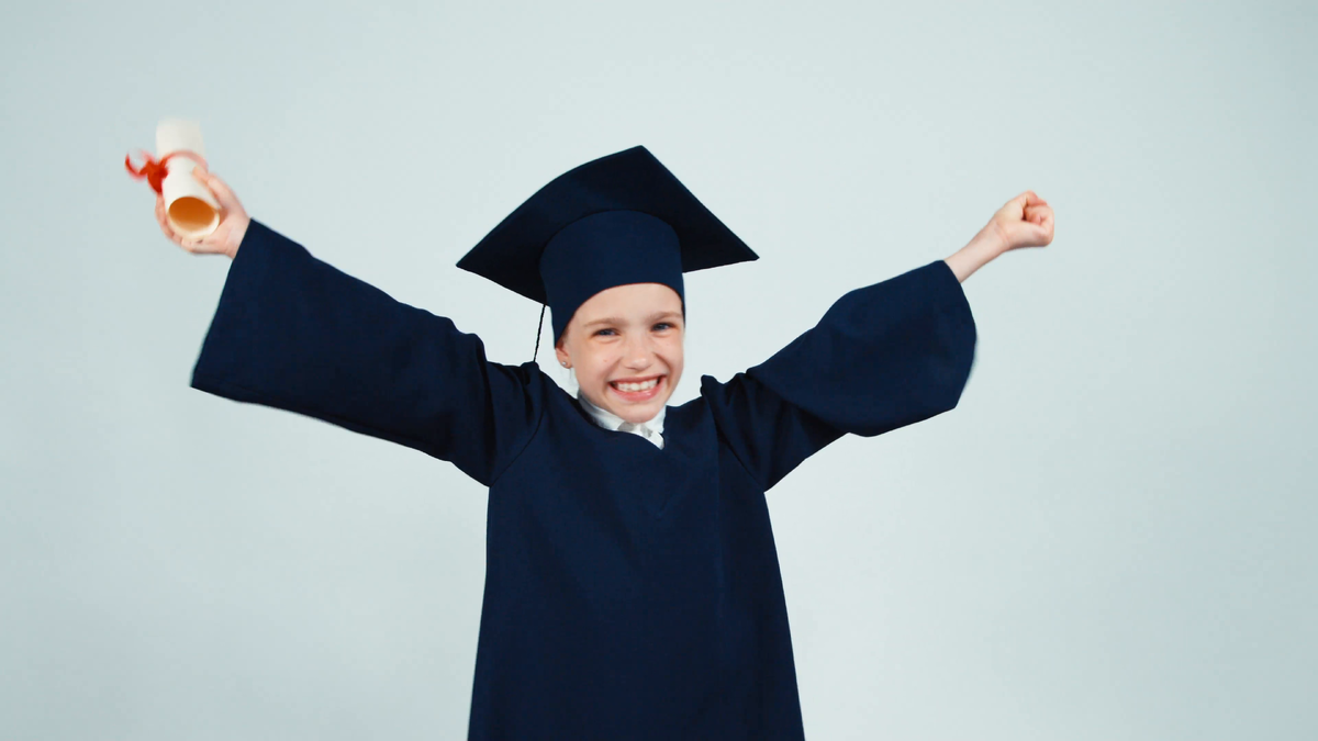 Шапочки выпускников в воздухе. Выпускники подбрасывают шапки. Graduating is coming. Американский выпускной. School graduation.