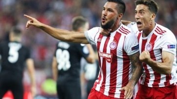 Фото: twitter.com/olympiacosfcКвалификация к групповому этапу Лиги чемпионов УЕФА для российского «Краснодара» продолжилась двухматчевым противостоянием против греческого «Олимпиакоса». Отличия от серии против португальского «Порту» стали бросаться в глаза буквально сразу – команде Мусаева предстояло начинать на поле соперника, знаковом для Греции стадионе «Георгиос Караискакис» в Пиреях, где «Легенды» уступали в последний раз своему оппоненту лишь в начале 2019 года.

