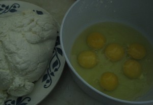 И так, на 1 кг творога берем 4-9яиц (на фотографии использовано 6 яиц) разбиваем и взбиваем, в какой-то емкости миксером или тем, что у вас есть под рукой.