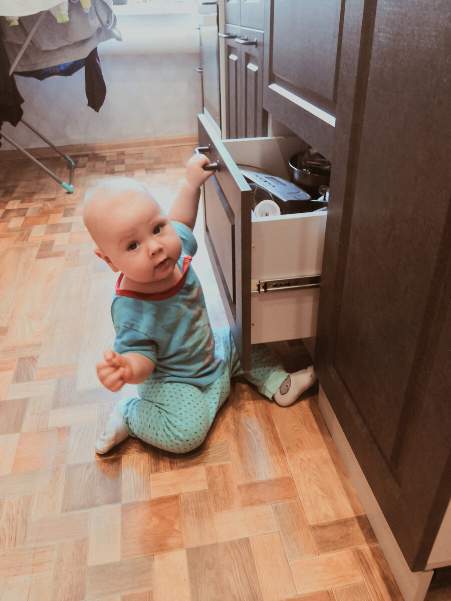 Пришлось папе открутить все ручки, ты научился открывать дверцы) 