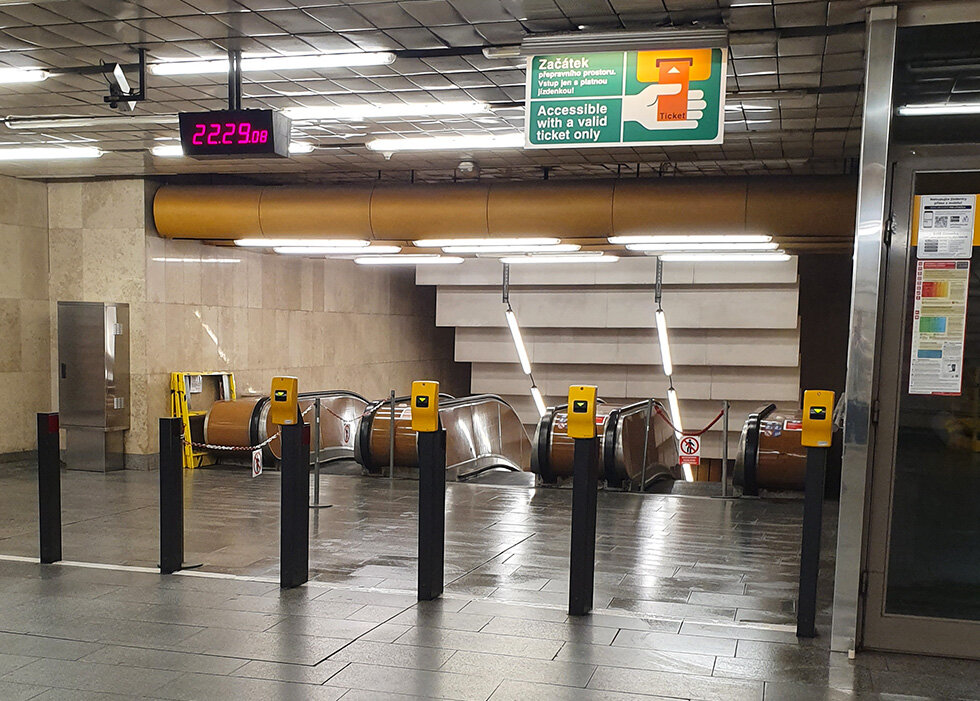 Желтые аппараты для компостирования билетов в метро Праги