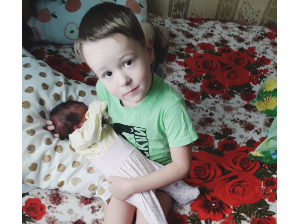 Ване 5 лет, Карине 2 недельки