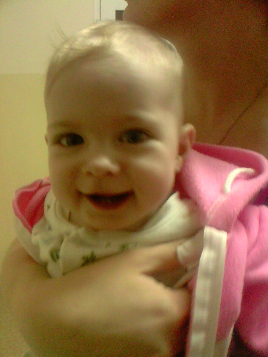 09.04.2013 Таське лучше - вышли в коридор к папе.