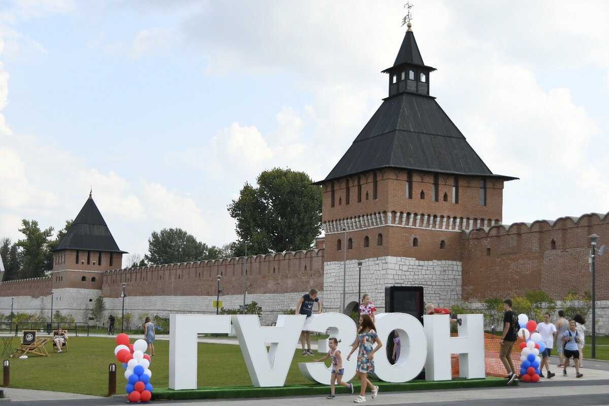 В пятницу, 6 сентября, тульское молодежно пространство «ГАЗОН» последний раз удивит туляков развлекательными мероприятии. Сегодня будет заключительный день работы «ГАЗОНа» в 2019 году. На закрытии туляков ждет все самое лучшее за этот сезон. В программе: розыгрыш призов, выступления творческих коллективов города, командные игры и экскурсии. А завершит вечер красочный фейерверк.