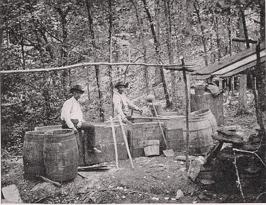 Мужики и мини самогонный завод в Кентукки. 1911 г.