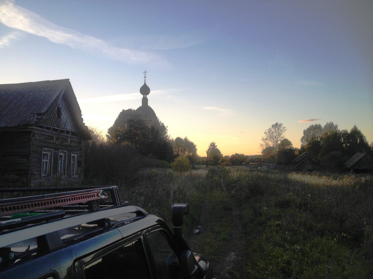Вдали от шумных городов, среди лесов, лугов, болот 
и зарастающих полей,
среди поруганных могил, 
поверженных крестов
погостов  мертвых деревень,
с укором избы истлевают.
Там на лужайке у реки,
наверно просто от тоски,
один в кромешной темноте. 
Он молча на костер взирает
 и взглядом пламя созерцает.
Он в мысли будто погружен, никак ведь не приходит сон, 
а разум, тело и душа все время
спорят сообща…
Молчит угрюмо, пропитанная кровью 
предков, многострадальная земля, 
 но стонет лес от натиска ветра и дождя… 
Костер горит,
Тьму освещая,
и душу жаром согревая,
он треском отгоняет зло…
Нам вместе продержаться до утра,
с зарею отступает мгла.
Но, а пока одна звезда 
и та потухла от дождя....
WolverineR 2019