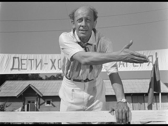 Какие вам корпуса понастроили! Цветники, парники, телевизор!