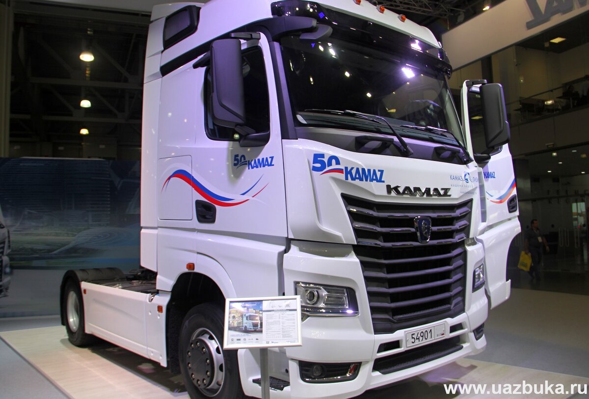 На выставке КОМТРАНС 2019 было представлено три автомобиля: под цвета Российского флага