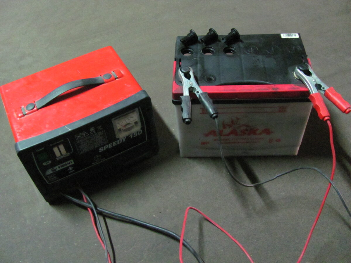 подзарядка обслуживаемого аккумулятора