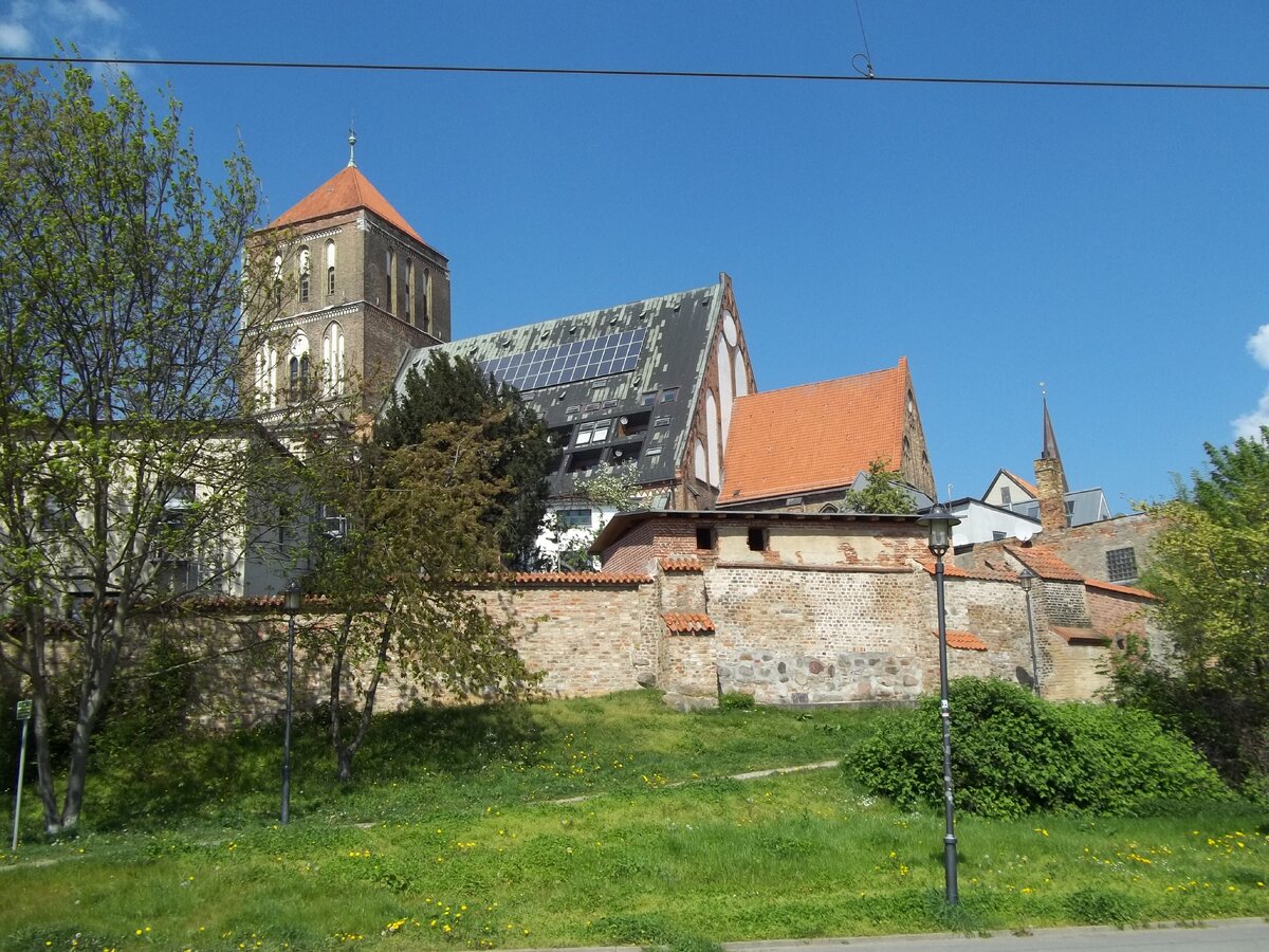 Церковь св.Николая и остатки крепостных стен