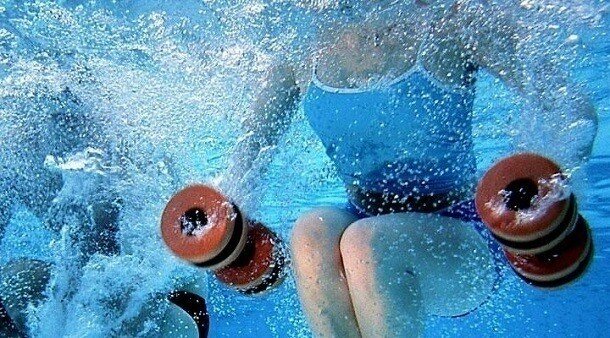 Постоянный контакт с хлорсодержащими агентами может привести к появлению шелушения, воспаления, аллергических экзем и мокнущих пятен.