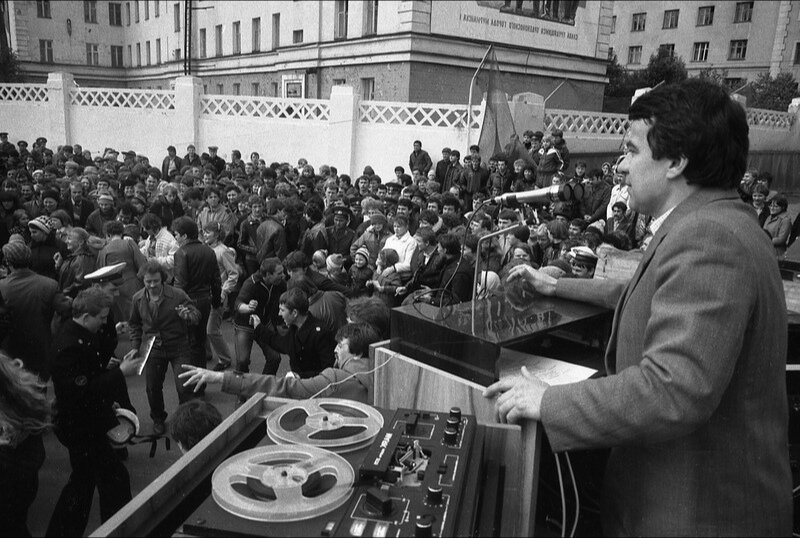 Диск жокей на уличной дискотеке